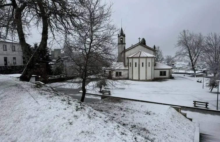 Imagem de uma paisagem de Montalegre coberta de neve